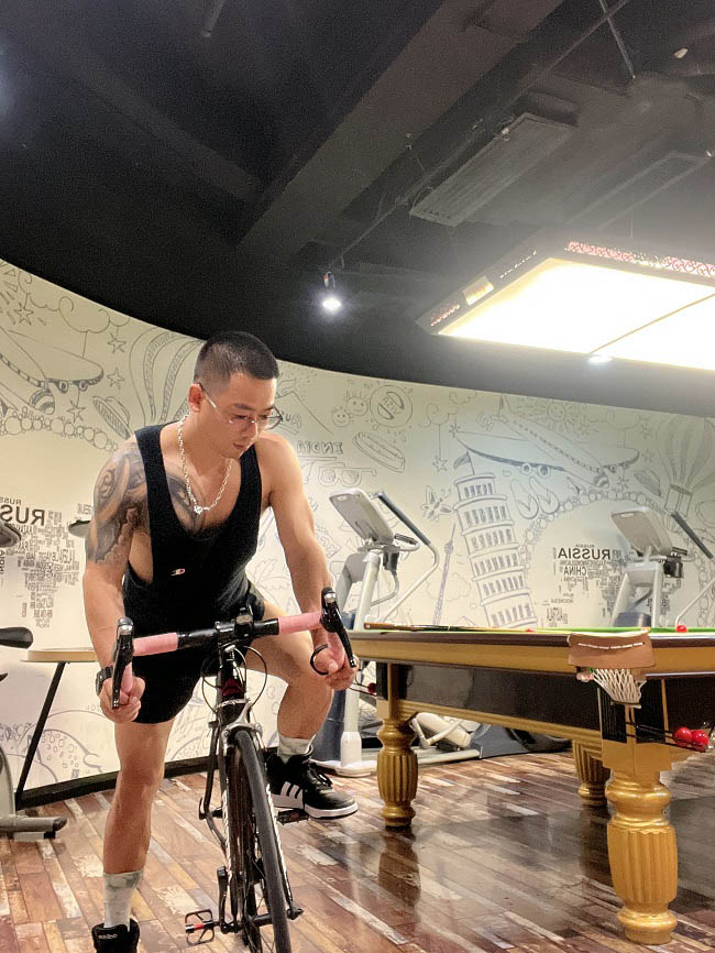 正装肌肉爷们SPA